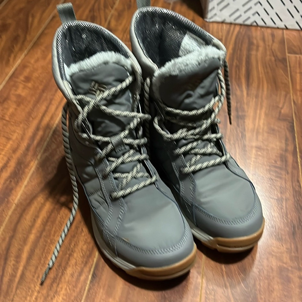 Snow boots